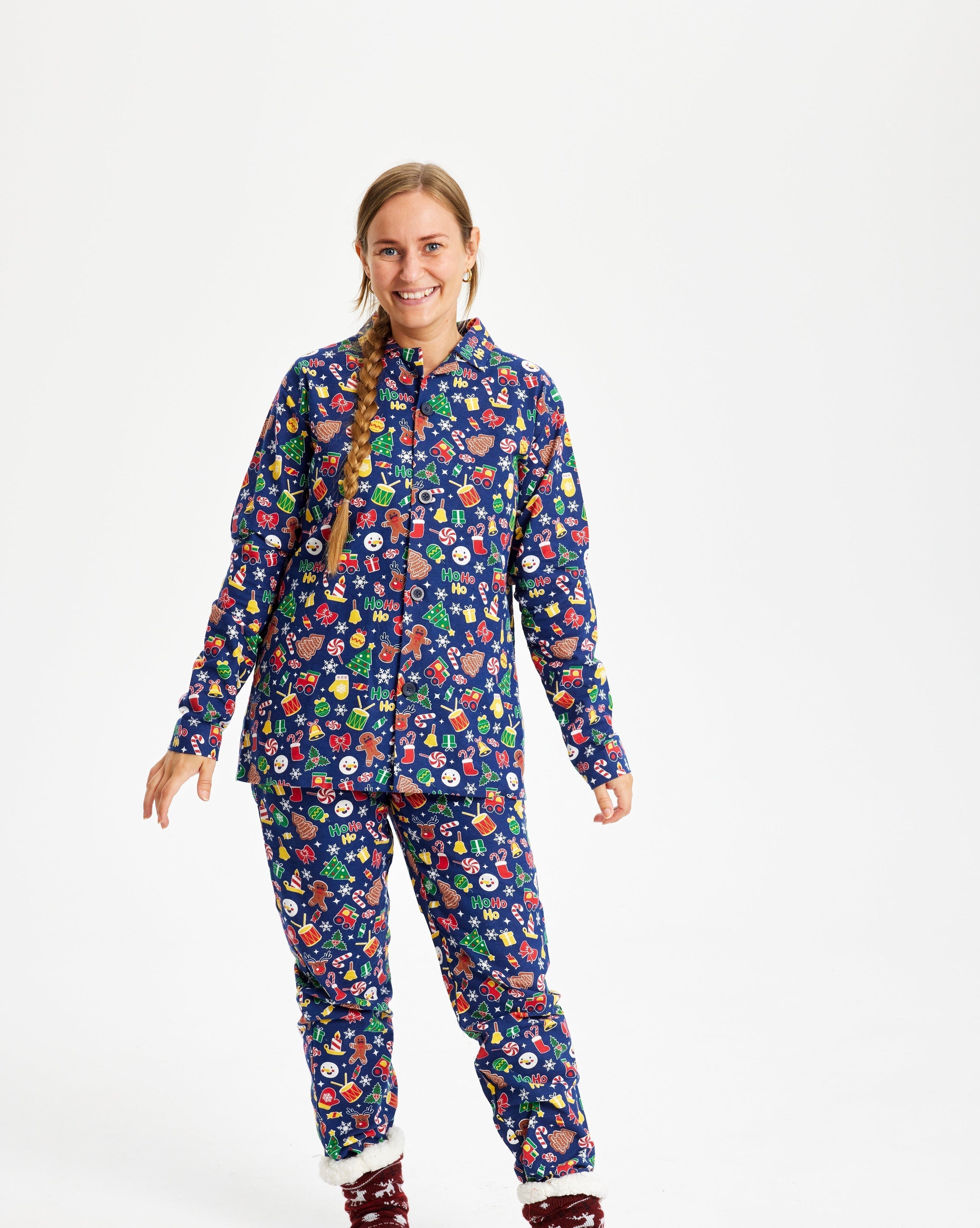 Een vrouw draagt een blauwe kerstpyjama.